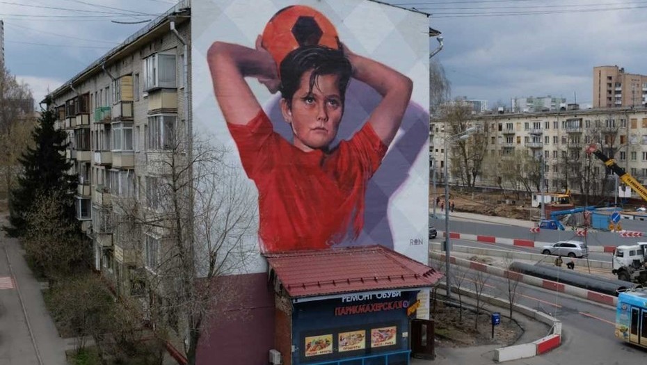 #WhyNot? Hablamos con @martinronmural, muralista argentino que intervino las calles de Rusia